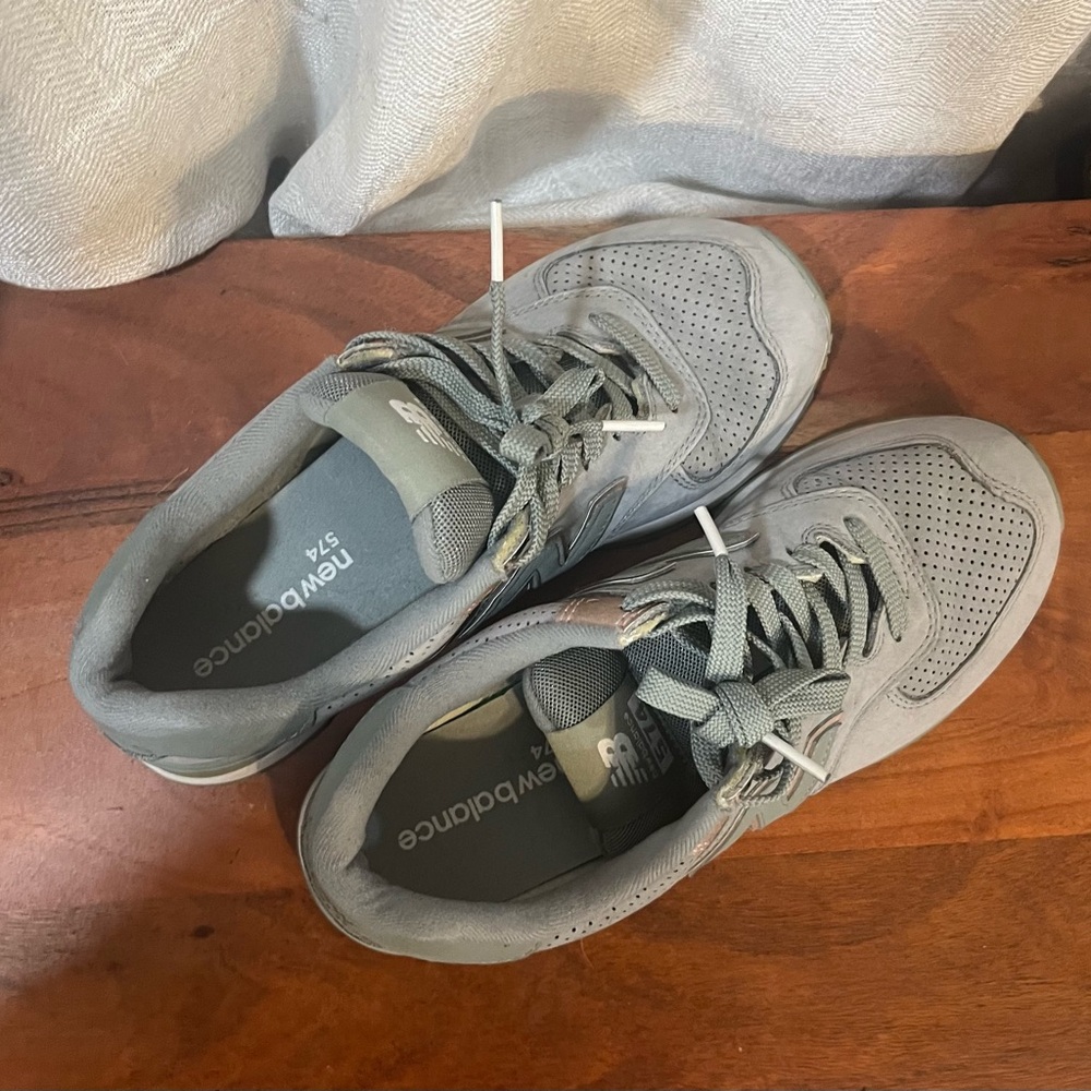 EUC New Balance Women’s Green Sneakers
